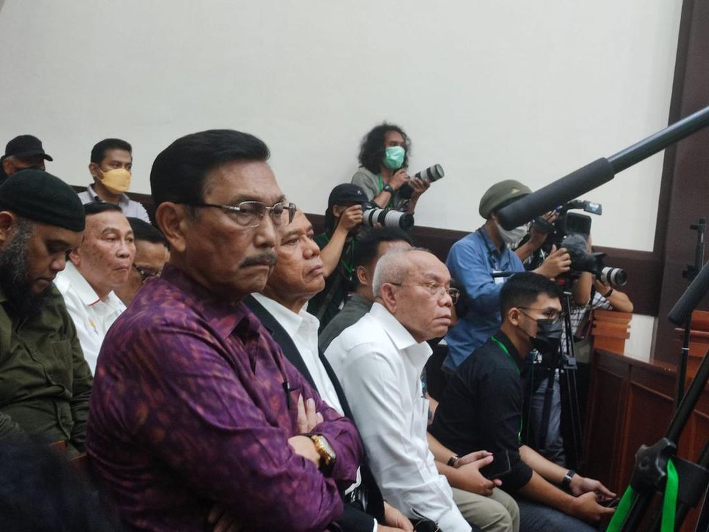 Pengacara Haris-Fatia Protes Luhut Bawa Catatan Saat Bersaksi, Hakim Cuek